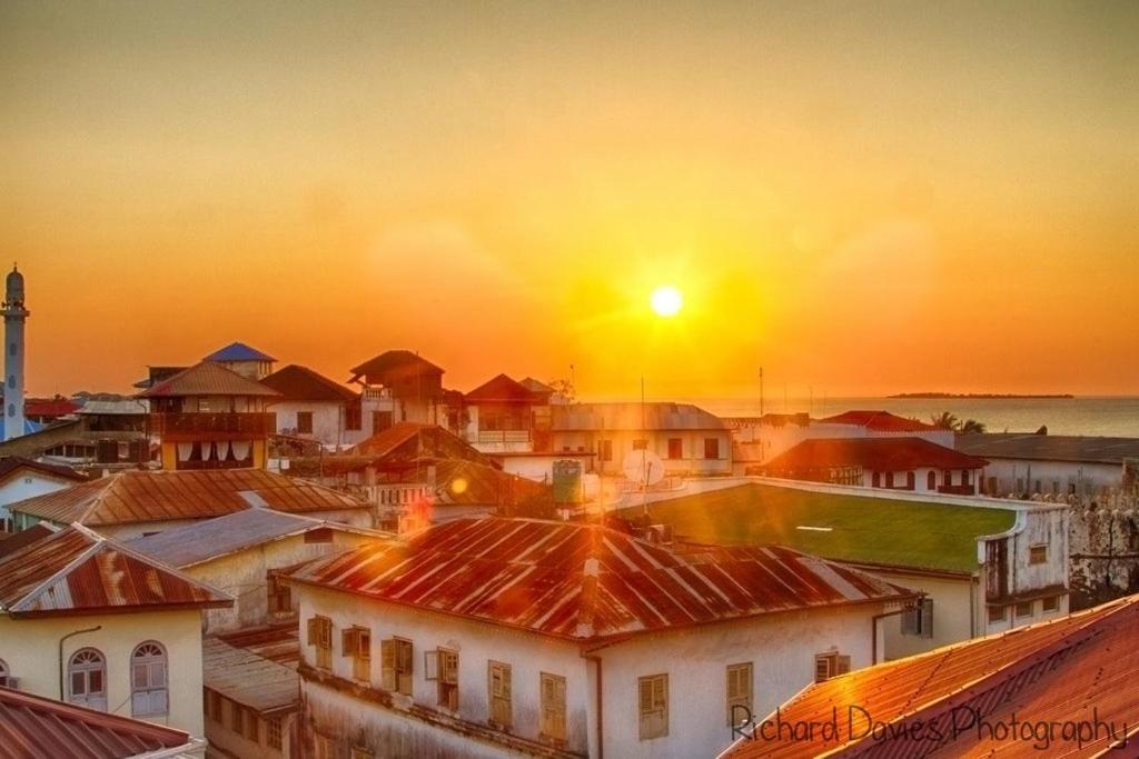 Red Sun Lodge Kokoni Ngambo Luaran gambar
