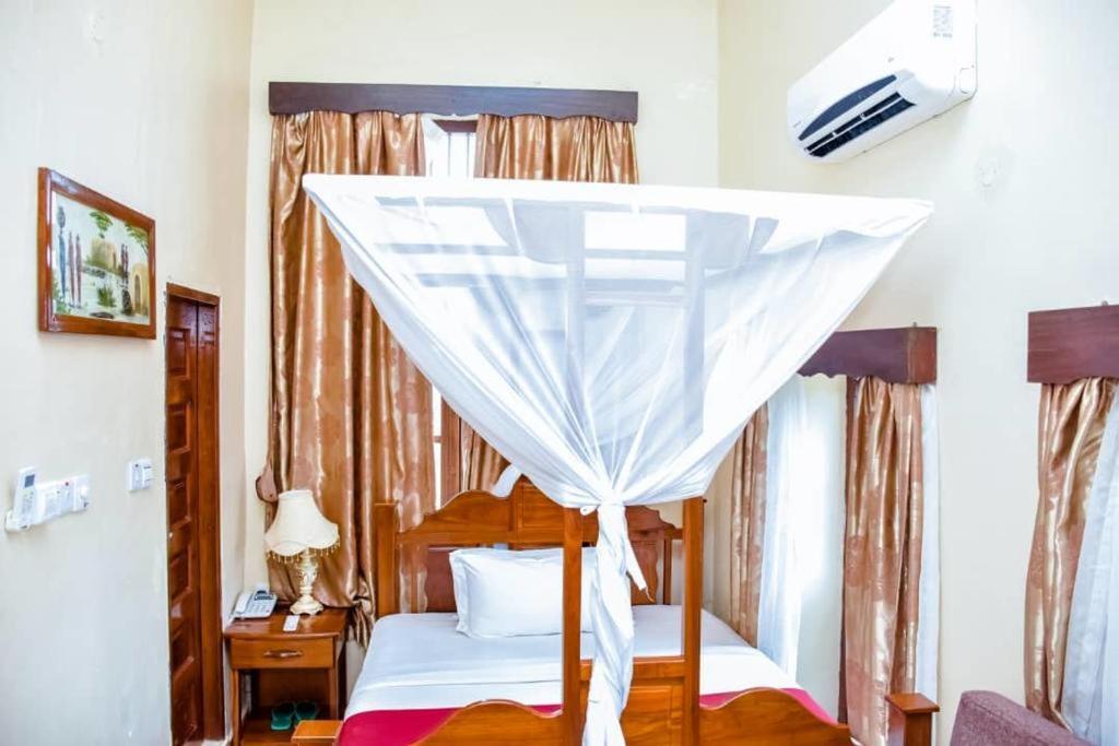 Red Sun Lodge Kokoni Ngambo Luaran gambar
