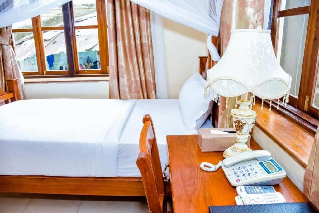 Red Sun Lodge Kokoni Ngambo Luaran gambar